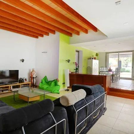 Maura Villa